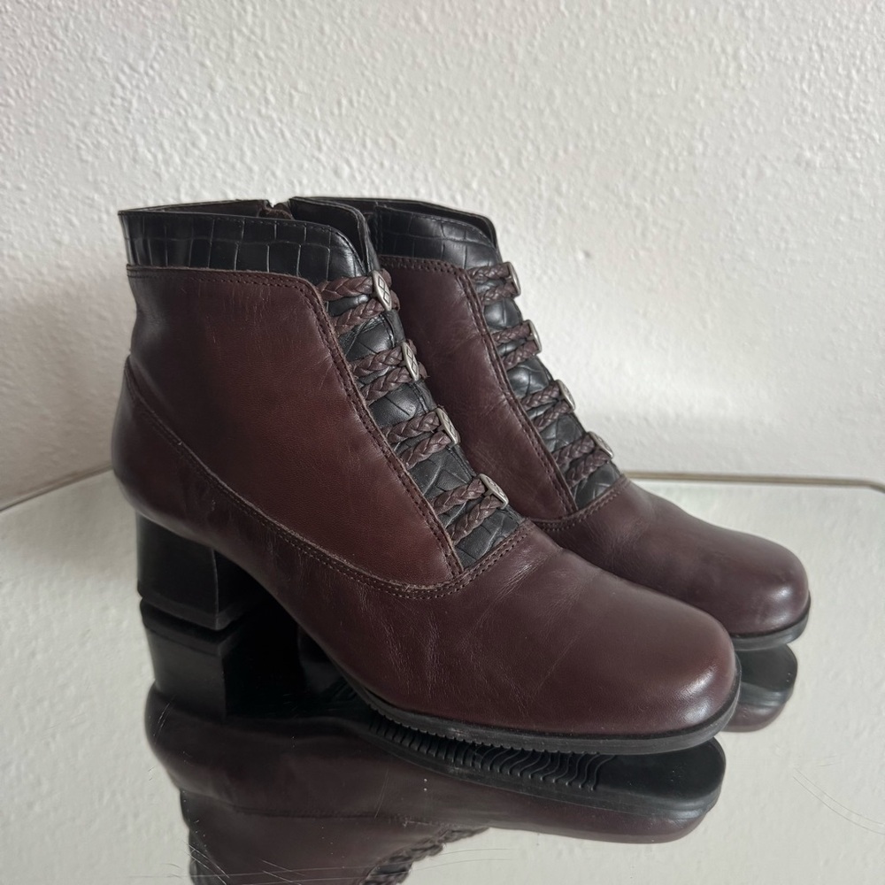 LONDON FOG Vintage 90s Brown Black Leather Sibelen Western Victorian Ankle Boots